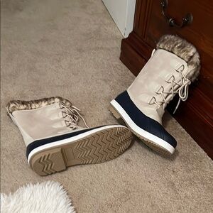 Off white with navy bottom and furry top. Lace up with rubber souls. 8.5